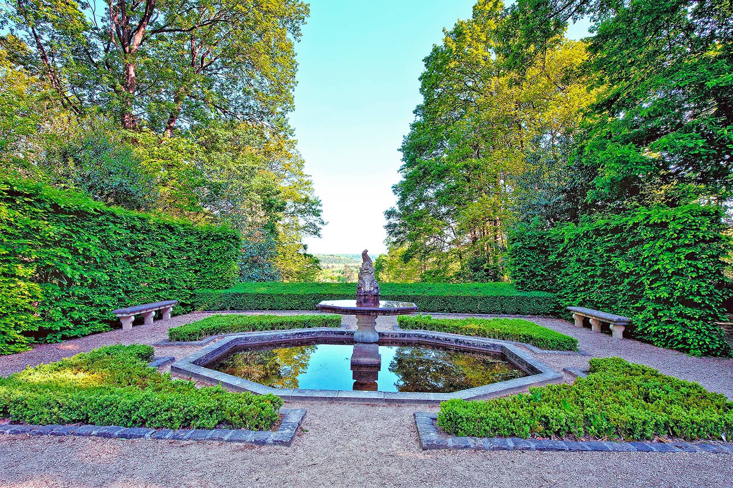 La grenouillère dans les jardins du château de Breteuil