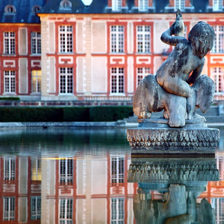 Enfant au cygne dans les jardins à la française du château de Breteuil