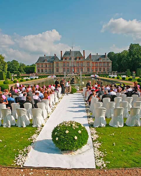 Mariage dans les jardins à la française du château de Breteuil